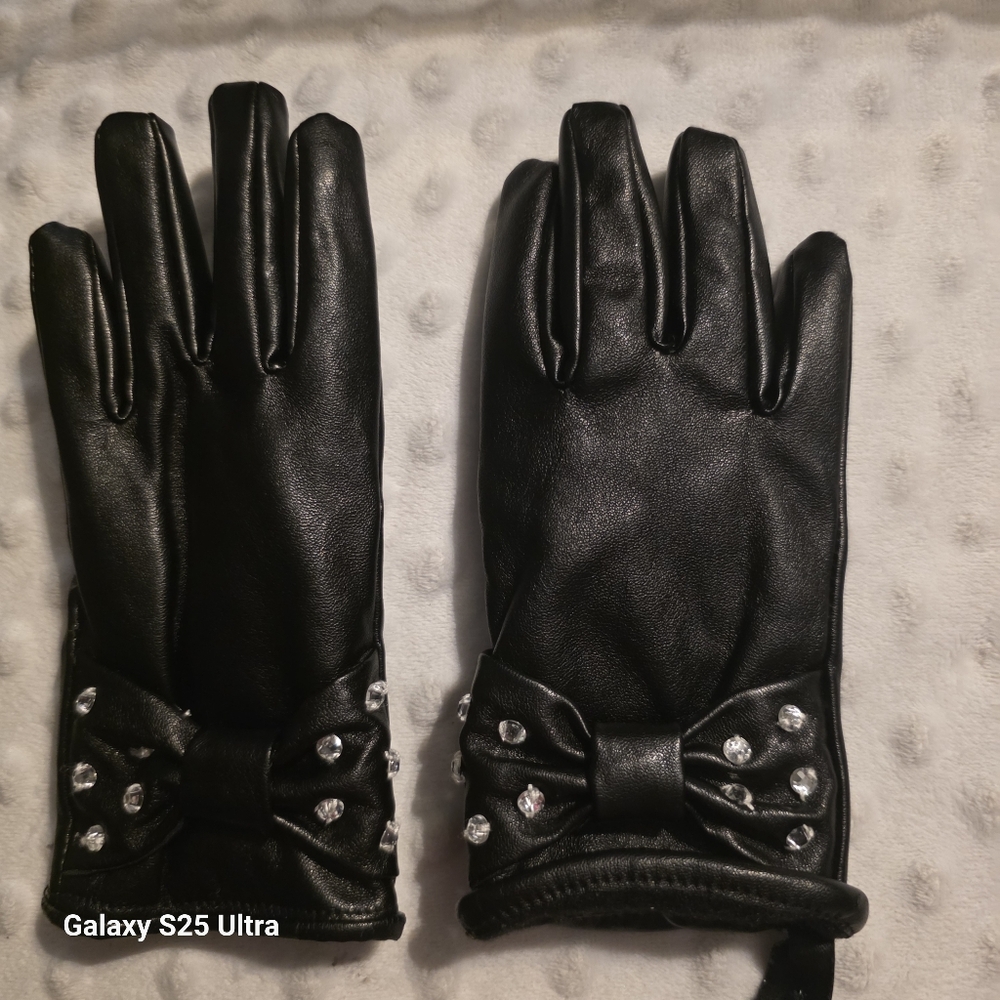 Girls Short leather gloves with studded bow